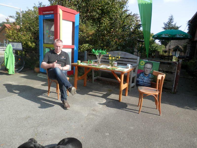 Uwe am Tisch in Stolpe - wir warten