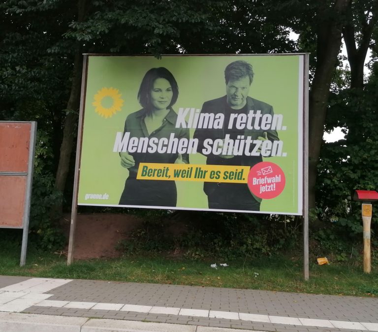 Grünes Großflächen-Plakat am ZOB in Wankendorf