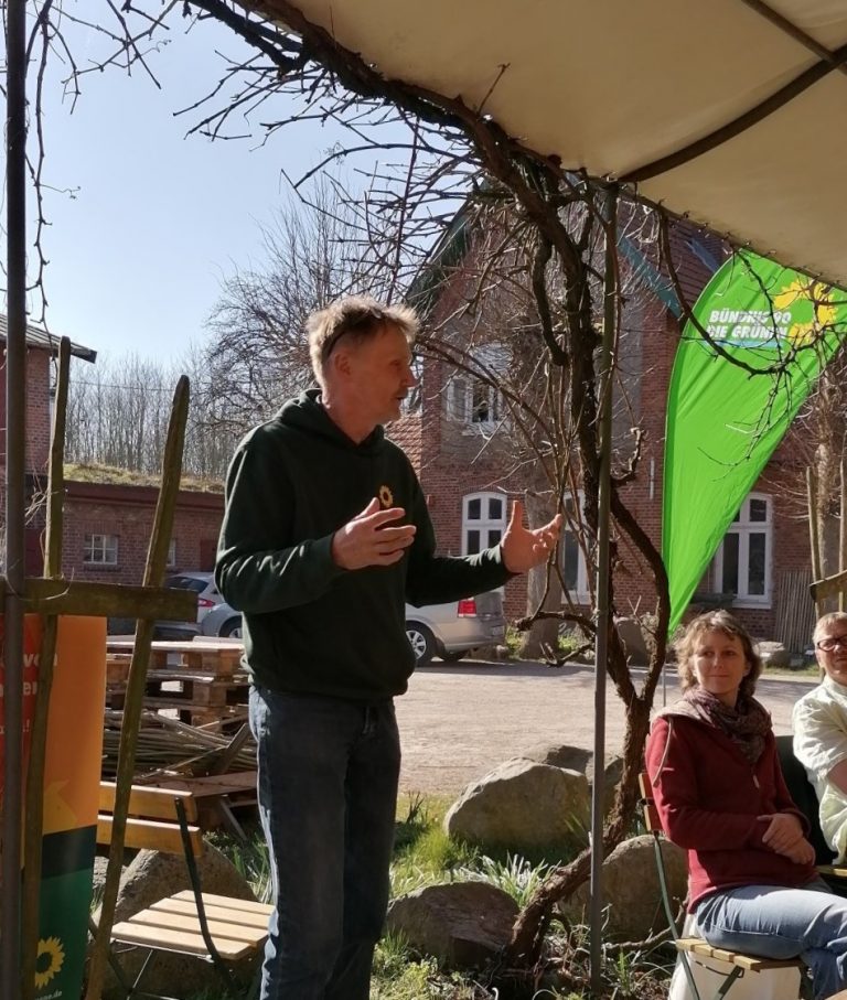 Gemütliches Grünes Café bei Sonnenschein