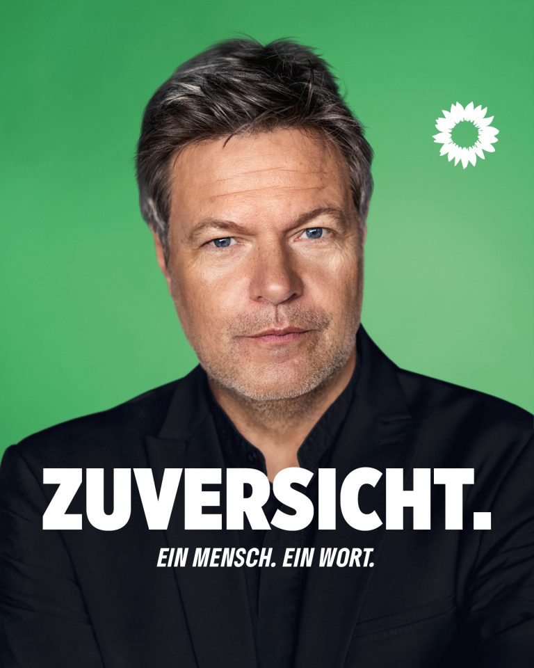 Grüne Plakate zur Bundestagswahl am 23. Februar 2025